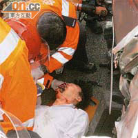 男子被救出時口鼻噴血，救護員即場為他急救。