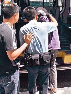 被捕小男友由警員押上警車。（林少兒攝）