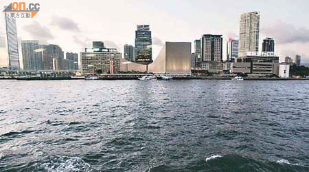 尖沙咀中港碼頭對開海域發現紅潮，是今次紅潮風暴中首次收到維港水域有紅潮的報告。