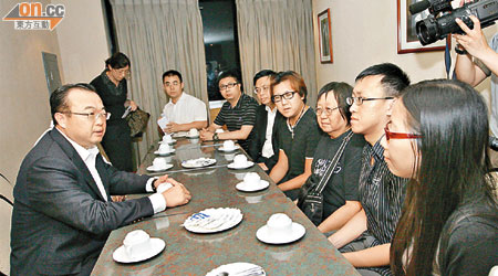 劉建超（左）昨夜會晤幸存者及死者家屬。	（特派記者陸智豪攝）