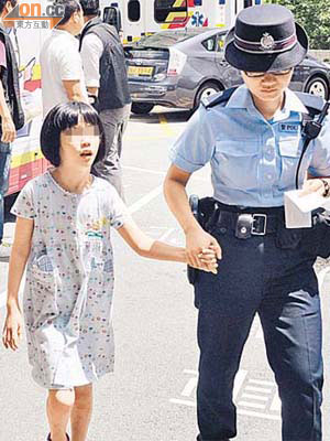 女童被尋回後由女警陪同送院檢查。	（郭錦良攝）