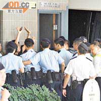 警方被指粗暴對待學生，有部分更被禁錮在後樓梯。