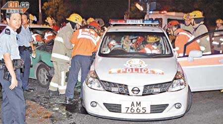 的士攔腰撞向警車，駕車警員重創被困。