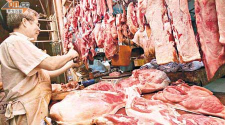 有肉檔東主稱，豬肉價格較年初上升兩成。	（伍鎮業攝）