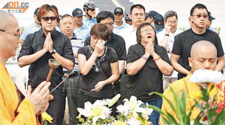 謝氏家屬一直表現堅強，但昨對着謝廷駿遺照拜祭時，謝母及親友終哭成淚人。	（特派記者陸智豪攝）