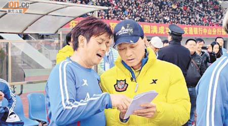 盧紹昌（右）與明星足球隊隊友譚詠麟。	（資料圖片）