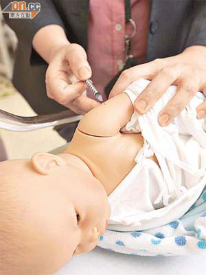 仁安醫院護士長示範注射卡介苗在嬰兒左臂外側的慣常做法。	（袁志豪攝）