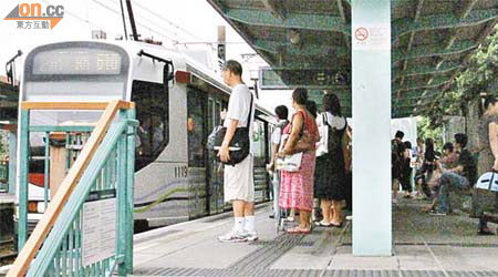 輕鐵洪水橋站於早上繁忙時間乘客眾多，港鐵被指與班次安排不周有關。