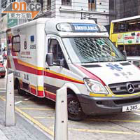 中環畢打街昨晨發生吸煙燒面意外，救護車將女傷者送院。