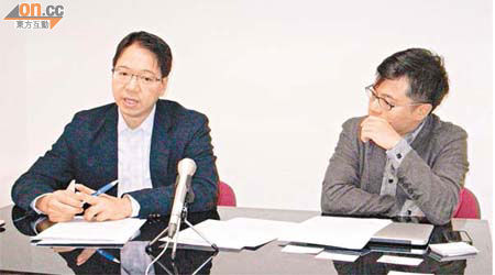 莫乃光（左）擔心《版權條例》修訂建議損害網絡自由。 	（張家灝攝）