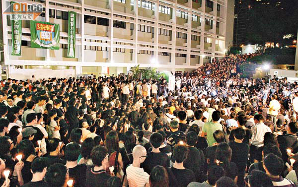 二千港大師生及校友雲集校園，點起燭光聲討校方及警方。	（伍鎮業攝）