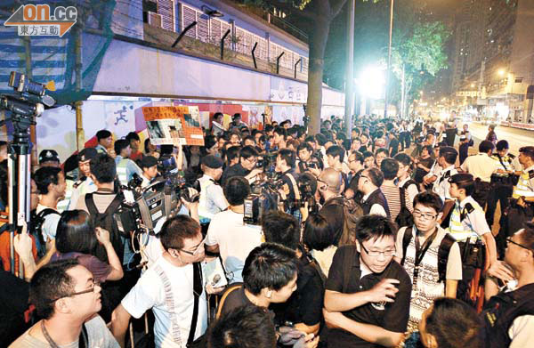 約二百名校友及市民晚上包圍西區警署，抗議警方就李克強訪港大的保安安排。