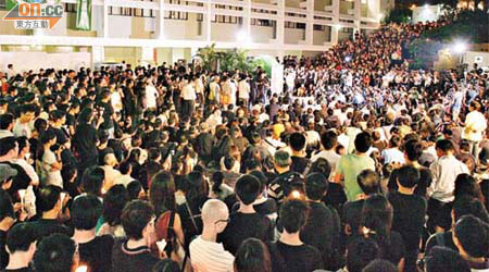 二千港大師生及校友雲集校園，點起燭光聲討校方及警方。	（伍鎮業攝）