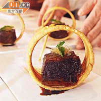方圓之間（熱葷）：以線形傳統中國小吃「　子」配以口感軟嫩嘅牛肉。
