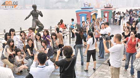 旅發局每年調查均顯示「星光大道」是十大最多旅客到訪的香港景點之一。	（黃仲民攝）