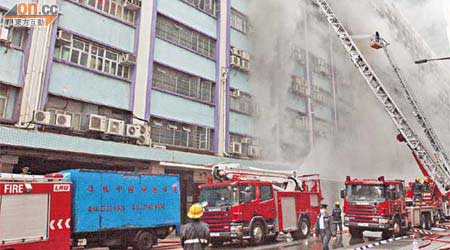 涉案工廠大廈當日火勢猛烈，消防處最後將火警升為四級。