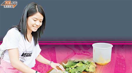 參加台灣環保之旅的青少年初嘗處理廚餘，從回收桶內將剩菜渣執起切碎。（陳詠恩攝）