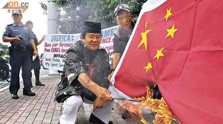 菲律賓示威者曾焚燒中國國旗，就南海問題表達不滿。	（資料圖片）