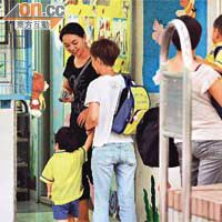 幼稚園開放側門讓學童繞道進入校園。