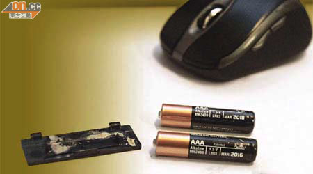 疑發生爆炸的電池破裂，滑鼠的電池蓋亦輕微損毀。