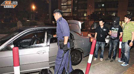 警員押同涉案男子搜車，並出動緝毒犬。	（林振華攝）