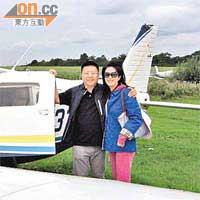 林建康（左）同太太坐小型飛機暢遊倫敦郊區。