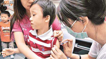 接種流感疫苗有助幼童迎抗流感病毒。	（資料圖片）