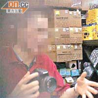 店員承認該店出售的攝影產品「賣貴咗」。