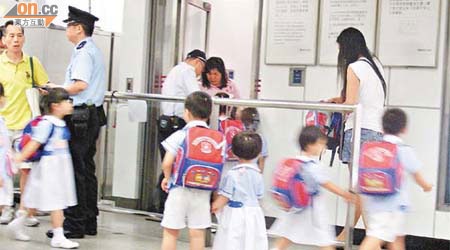 不少沒有禁區紙的學童仍可獲酌情放行到禁區乘校巴。