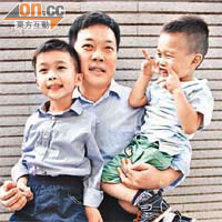 吳先生昨帶同兩名兒子，一同前往參加入學簡介會。