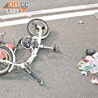 單車被小巴輾過損毀嚴重。