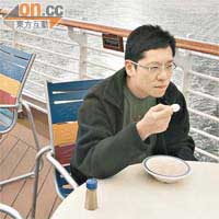 坐郵輪期間，黃傑龍不時走上甲板觀賞無際海洋。