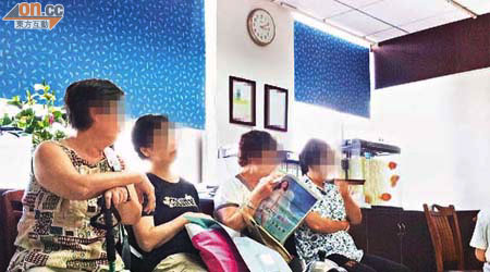 不少港人到深圳的中醫診所求診，更有病人手持本港醫院的醫療報告。