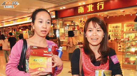 來自深圳設計師黃小姐（左）及行政人員吳小姐（右）均指市區商場的貨品竟較北區商場便宜，消費得十分開心。