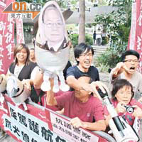社民連將曾偉雄的肖像貼在三個狗氣球上，到立法會外抗議。