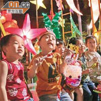 入夜後不少市民一家大小到維園賞花燈，提着燈籠或螢光棒的小童尤其興奮。