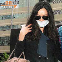 女事主朱敏華昨日作供完畢後，戴上口罩「封嘴」離庭。