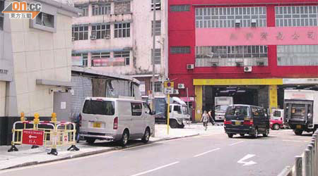 橫龍街常有車輛佔用行人路違泊，阻塞行人通道。