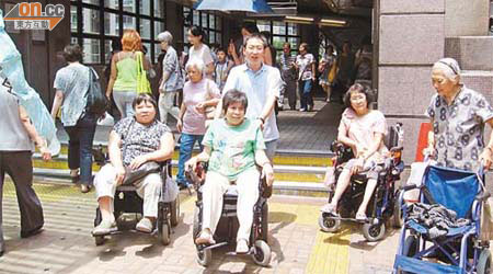 藍田區不少輪椅使用者每次途經藍田站A出口，均因只設扶手電梯而卻步。