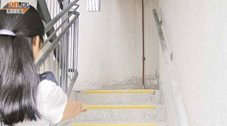 樓梯無障礙改善工程發出噪音，惹起居民不滿。