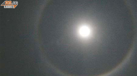 元朗夜空出現光環圍月的「月暈」景象。	（楊日權攝）