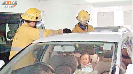 消防員敲爛車窗救出女童。	（黃智康攝）