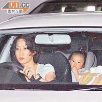 婦人駕房車與女兒離開停車場。