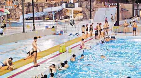 將軍澳區對泳池需求殷切，令泳池常現擠迫場景。
