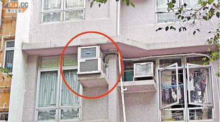 兩部冷氣機被裝置於同一窗台上（紅圈），安全程度備受關注。	（讀者提供）