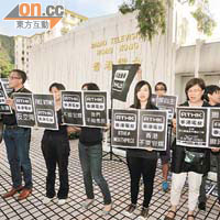 鄧忍光昨日履新，港台六十多名員工穿黑衣抗議。