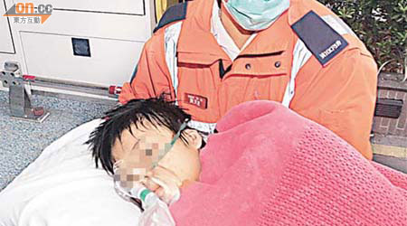男生送院時清醒，惟需戴上氧氣罩協助呼吸。（梁國雄攝）