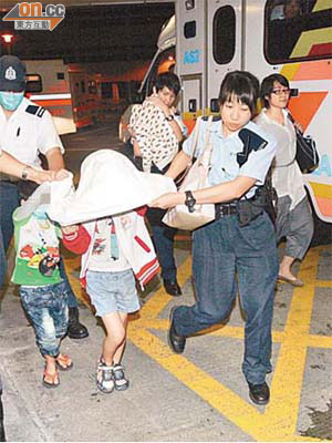 警方於前晚把被告三名子女帶往醫院檢查。	（高偉明攝）