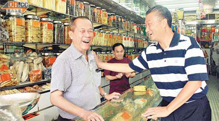 擔任委任區議員長達十二年的陳振彬（右），到觀塘瑞和街街市與居民接觸。	（溫國佳攝）