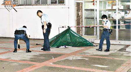 警員用帳篷將屍體蓋着及調查。（張曉楠攝）
